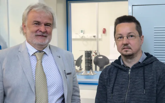Tým ZČU Jiří Masopust a Ivo Veřtát se satelitem (v pozadí)
