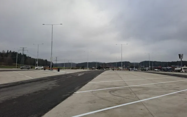 Největší dálniční parkoviště v ČR už je otevřené. Najdete ho na D5 u Rozvadova