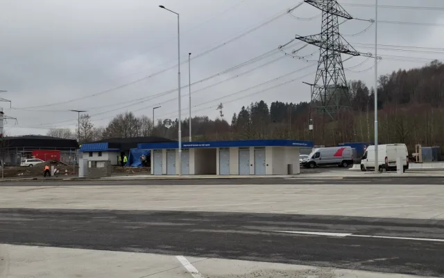 Největší dálniční parkoviště v ČR už je otevřené. Najdete ho na D5 u Rozvadova