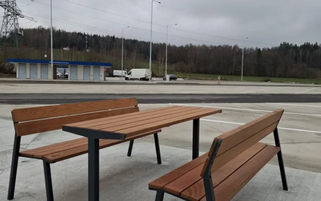 Největší dálniční parkoviště v ČR už je otevřené. Najdete ho na D5 u Rozvadova