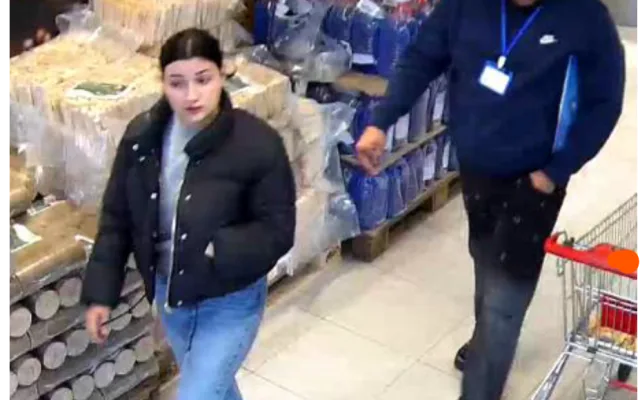 Policie pátrá po totožnosti této dvojice