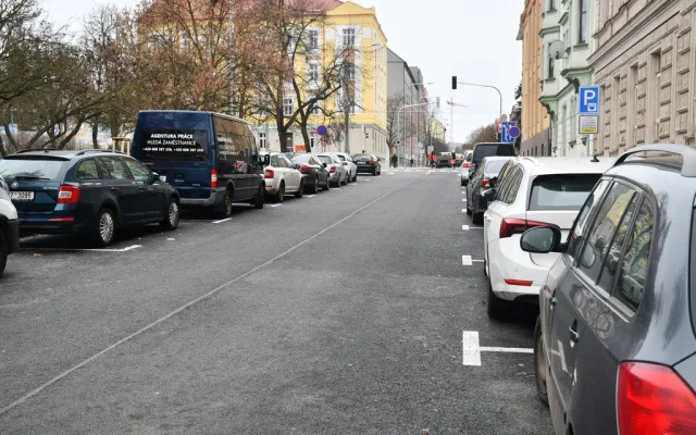 Na Husovo náměstí se opět vrátí doprava, opravy za 40 milionů mají zvýšit bezpečnost
