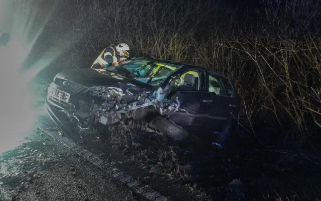 Opilý a zfetovaný řidič narazil do protijedoucího auta, náraz ho odhodil na střechu