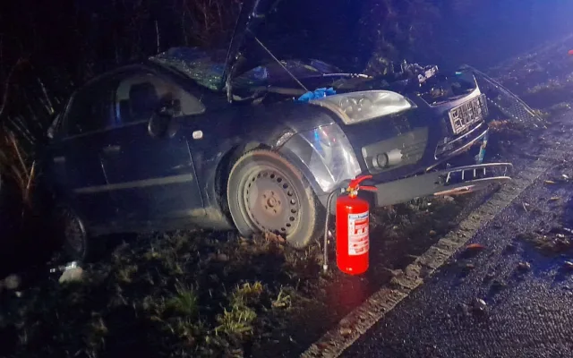 Opilý a zfetovaný řidič narazil do protijedoucího auta, náraz ho odhodil na střechu