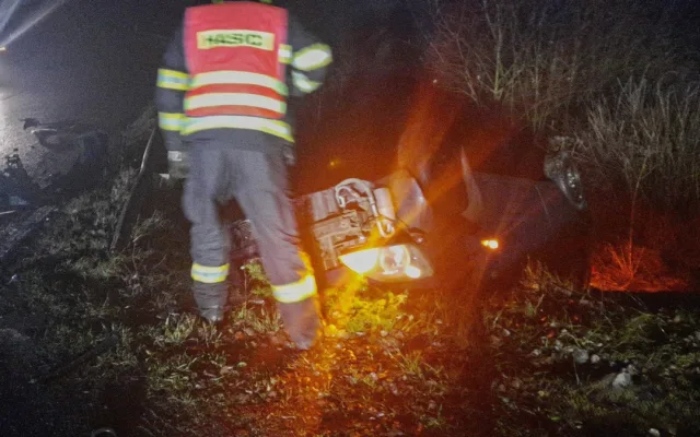 Opilý a zfetovaný řidič narazil do protijedoucího auta, náraz ho odhodil na střechu