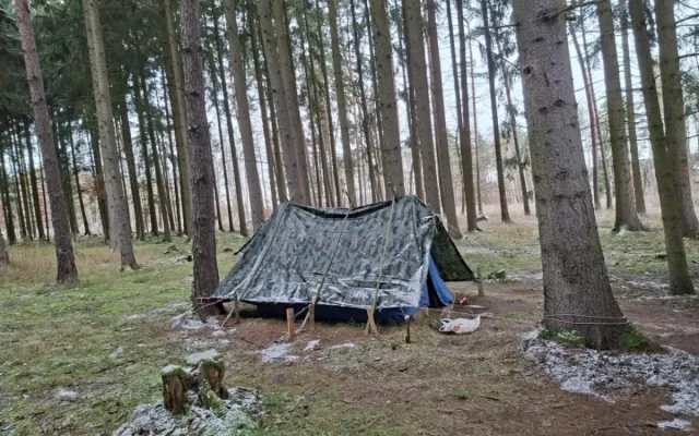 Stovky lidí se složily na pomoc seniorovi, který málem umrzl v lese pod stanem