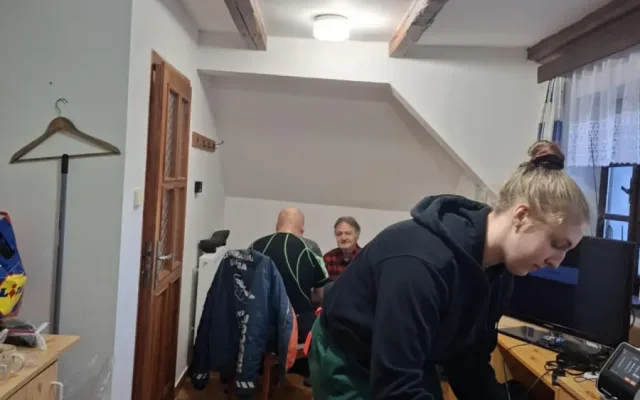 Stovky lidí se složily na pomoc seniorovi, který málem umrzl v lese pod stanem