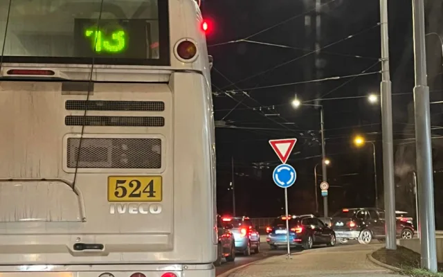 Kolony a kolaps. Nový fastfood změnil Skleněné peklo v dopravní peklo a lidé zuří