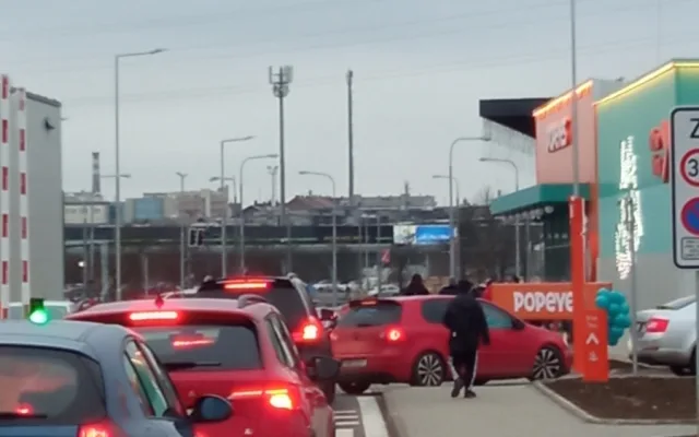 Kolony a kolaps. Nový fastfood změnil Skleněné peklo v dopravní peklo a lidé zuří