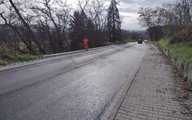 Na cestu do Hradiště se vrátil provoz, práce byly náročné kvůli prudkému svahu
