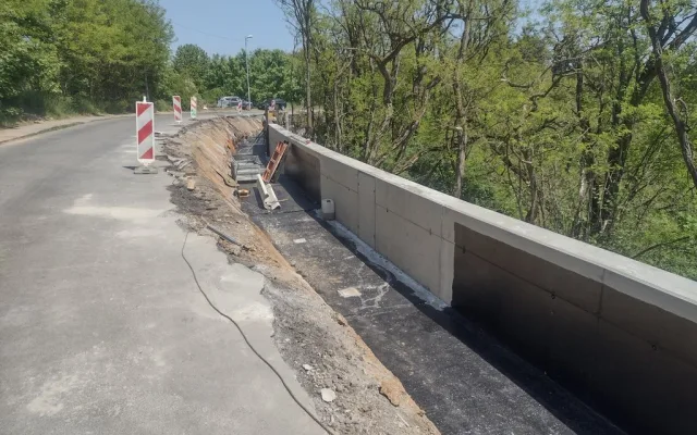 Na cestu do Hradiště se vrátil provoz, práce byly náročné kvůli prudkému svahu