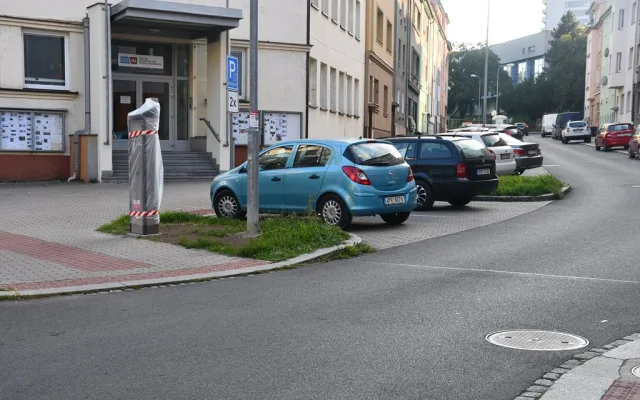 Motoristé zapláčou. Nová zóna placeného parkování startuje v okolí zimního stadionu