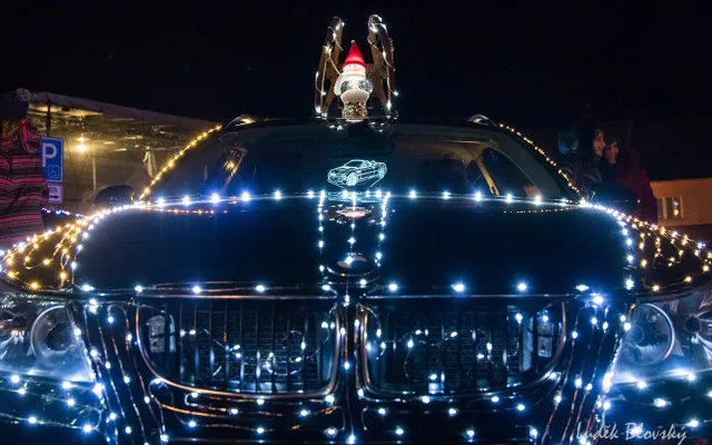 Efektně nazdobené svítící automobily znovu vyjedou. Vánoční jízda pomůže Gábině
