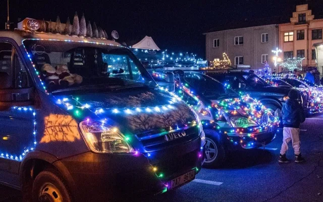 Efektně nazdobené svítící automobily znovu vyjedou. Vánoční jízda pomůže Gábině