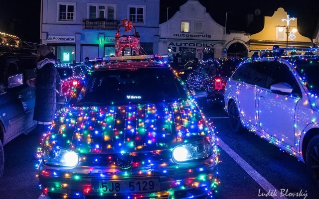 Efektně nazdobené svítící automobily znovu vyjedou. Vánoční jízda pomůže Gábině