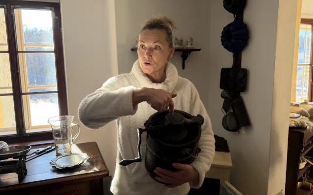 Vánočně nazdobeným zámkem provede návštěvníky jeho majitelka. Nabídne kávu a cukroví u krbu