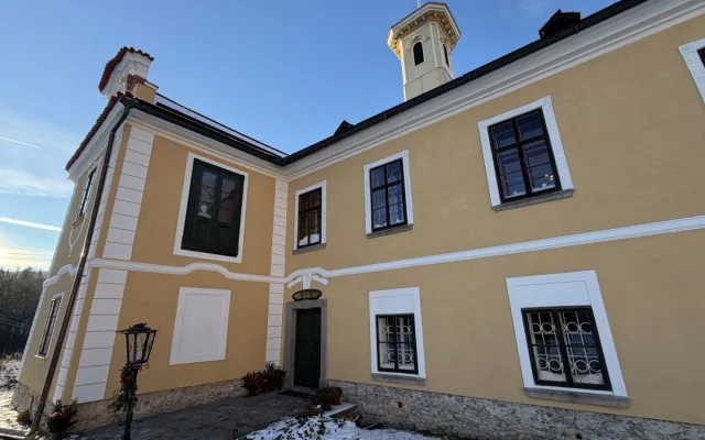 Vánočně nazdobeným zámkem provede návštěvníky jeho majitelka. Nabídne kávu a cukroví u krbu
