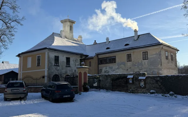 Vánočně nazdobeným zámkem provede návštěvníky jeho majitelka. Nabídne kávu a cukroví u krbu