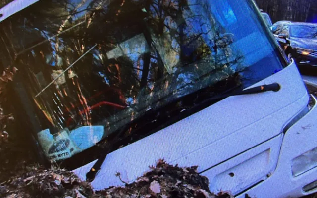 Zdrogovaný a opilý muž havaroval s ukradeným autobusem, při nehodě se zranil