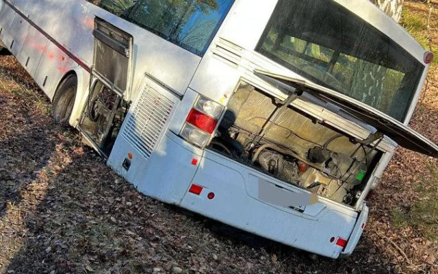 Zdrogovaný a opilý muž havaroval s ukradeným autobusem, při nehodě se zranil