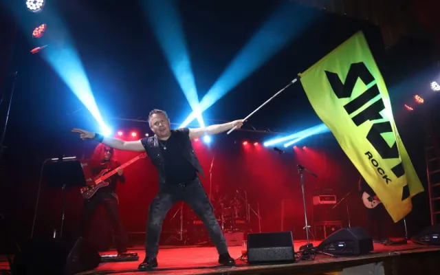 Těžká rána pro rockovou scénu, oblíbený zpěvák náhle zemřel po odehraném koncertu