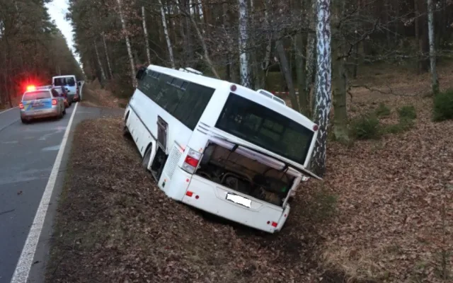 Zdrogovaný muž se řítil městem v ukradeném autobusu. Poničil auta a potom havaroval