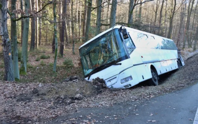 Zdrogovaný muž se řítil městem v ukradeném autobusu. Poničil auta a potom havaroval
