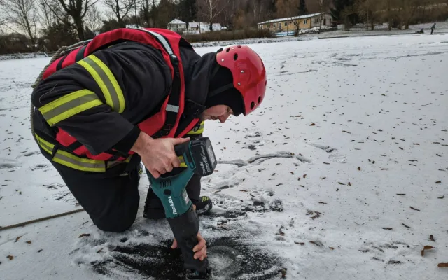 Znepokojivé měření hasičů. Led na rybnících je stále tenký, bruslení je nebezpečné