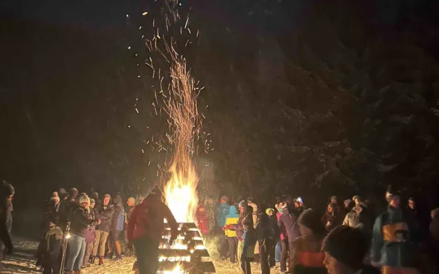 Jeden odvážlivec zdolal legendární jízdu s pochodněmi na lyžích i bez sněhu, ostatní běželi