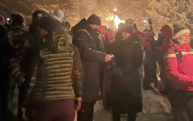 Jeden odvážlivec zdolal legendární jízdu s pochodněmi na lyžích i bez sněhu, ostatní běželi