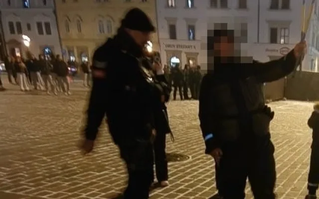I přes zákaz to v ulicích bouchalo jako u Bachmutu. Strážníci řešili 169 událostí