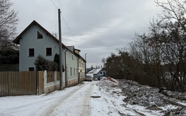 Půl roku v obležení stavby. Oblíbená kavárna má konečně o něco lepší přístup