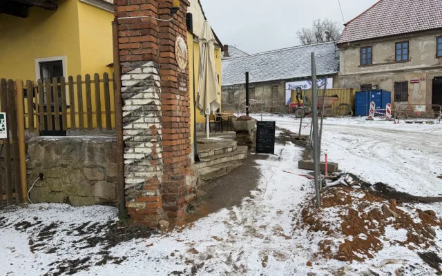 Půl roku v obležení stavby. Oblíbená kavárna má konečně o něco lepší přístup