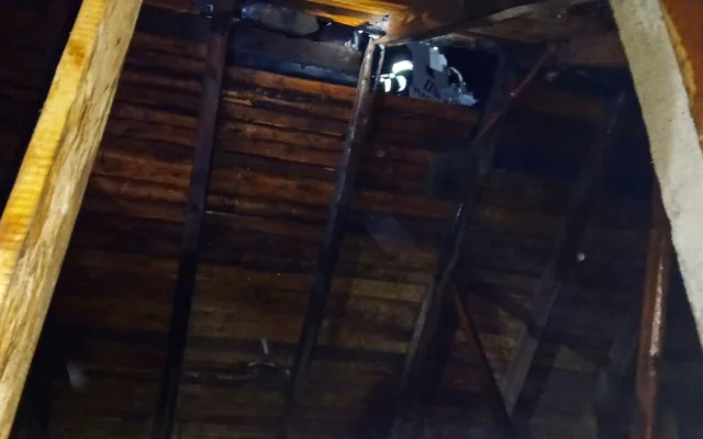 Plameny pohltily dům, který slouží i jako sklad nábytku. Hasiči museli rozřezat mříže