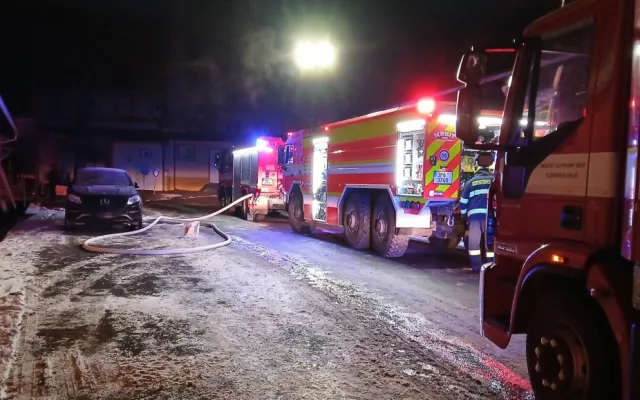 Plameny pohltily dům, který slouží i jako sklad nábytku. Hasiči museli rozřezat mříže