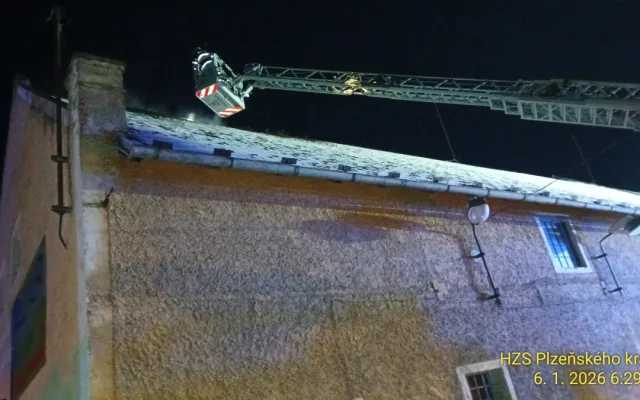 Plameny pohltily dům, který slouží i jako sklad nábytku. Hasiči museli rozřezat mříže