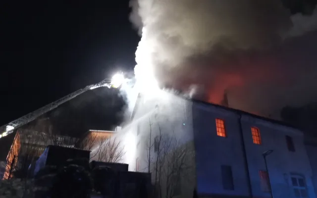 Požár bavorské pekárny zaměstnal stovky hasičů, pomáhali i Češi. Komplikací byl silný mráz