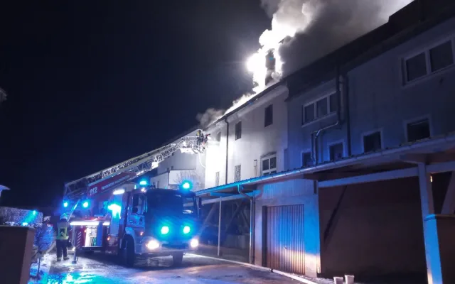 Požár bavorské pekárny zaměstnal stovky hasičů, pomáhali i Češi. Komplikací byl silný mráz