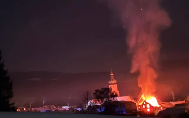 Požár bavorské pekárny zaměstnal stovky hasičů, pomáhali i Češi. Komplikací byl silný mráz
