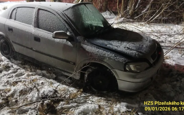 Sněžení silně komplikuje dopravu, hasiči zasahují u několika nehod. Výstraha zpřísnila