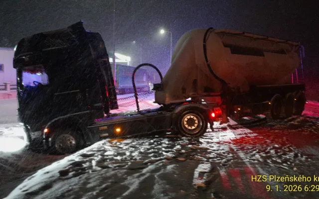 Sněžení silně komplikuje dopravu, hasiči zasahují u několika nehod. Výstraha zpřísnila