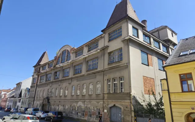 Město hledá návrhy na využití obří továrny na tkanice a stuhy z roku 1884