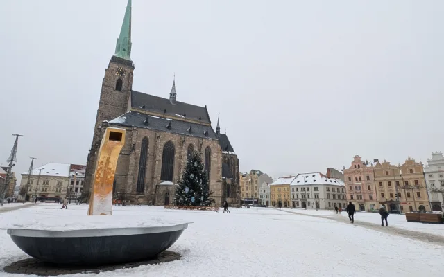 Lidé se na náměstí stále mohou kochat vánočním stromem, nejde odstrojit kvůli mrazům