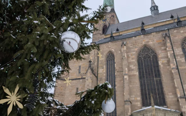 Lidé se na náměstí stále mohou kochat vánočním stromem, nejde odstrojit kvůli mrazům