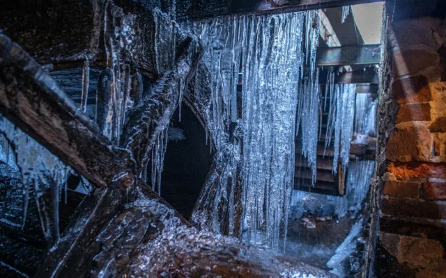 FOTO: Jedinečný vodní hamr se proměnil v království rampouchů