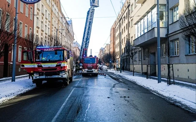 Padající led ohrožoval chodce v Plzni na Slovanech, foto: Městská policie Plzeň