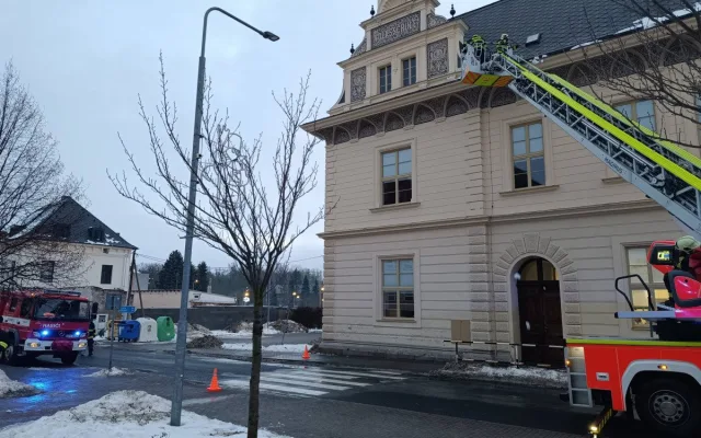 Hasiči v Boru na Tachovsku zase odklízeli sníh ze střechy mateřské školy, foto: Hasiči Bor