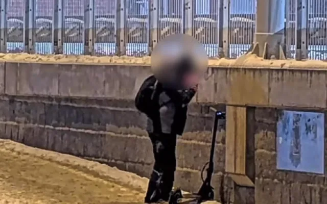 Bizarní video opilého koloběžkáře na ledě. Pád, močení na zeď i jízda v protisměru