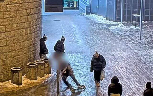 Bizarní video opilého koloběžkáře na ledě. Pád, močení na zeď i jízda v protisměru