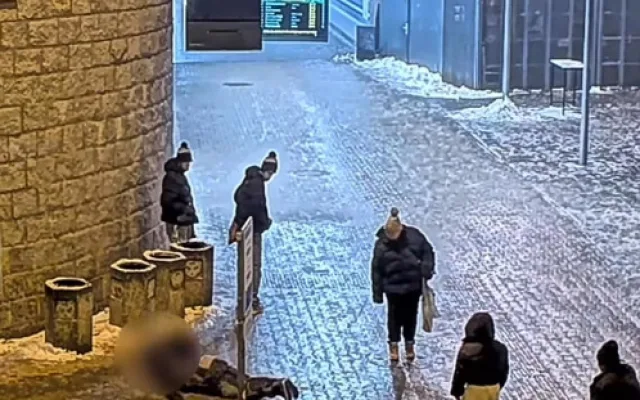 Bizarní video opilého koloběžkáře na ledě. Pád, močení na zeď i jízda v protisměru